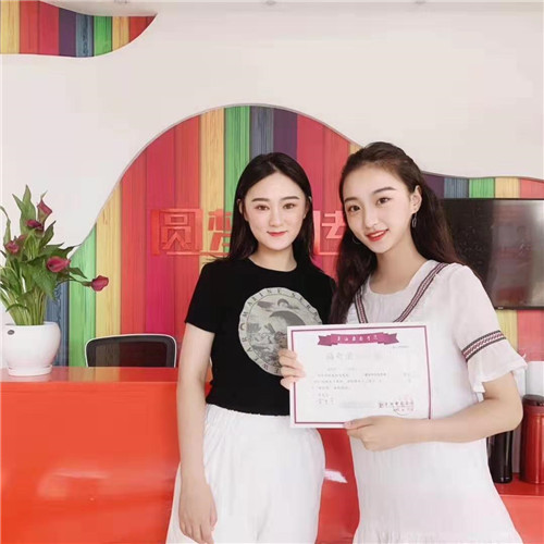 上戏19级武千千回校感谢老师
